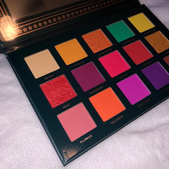 Ace Beaute Nostalgia Eyeshadow Palette - Picture 9 of 12